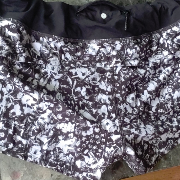LULULEMON Speed Shorts size 8 Black, floral design - Picture 5 of 6